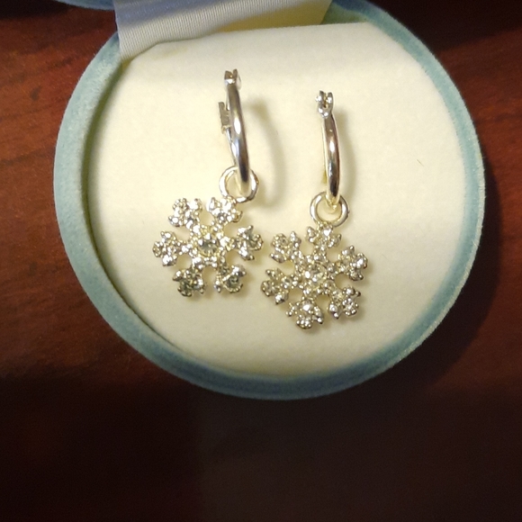 Avon ❄ Snowflake Pierced Earrings NWT - Picture 5 of 7